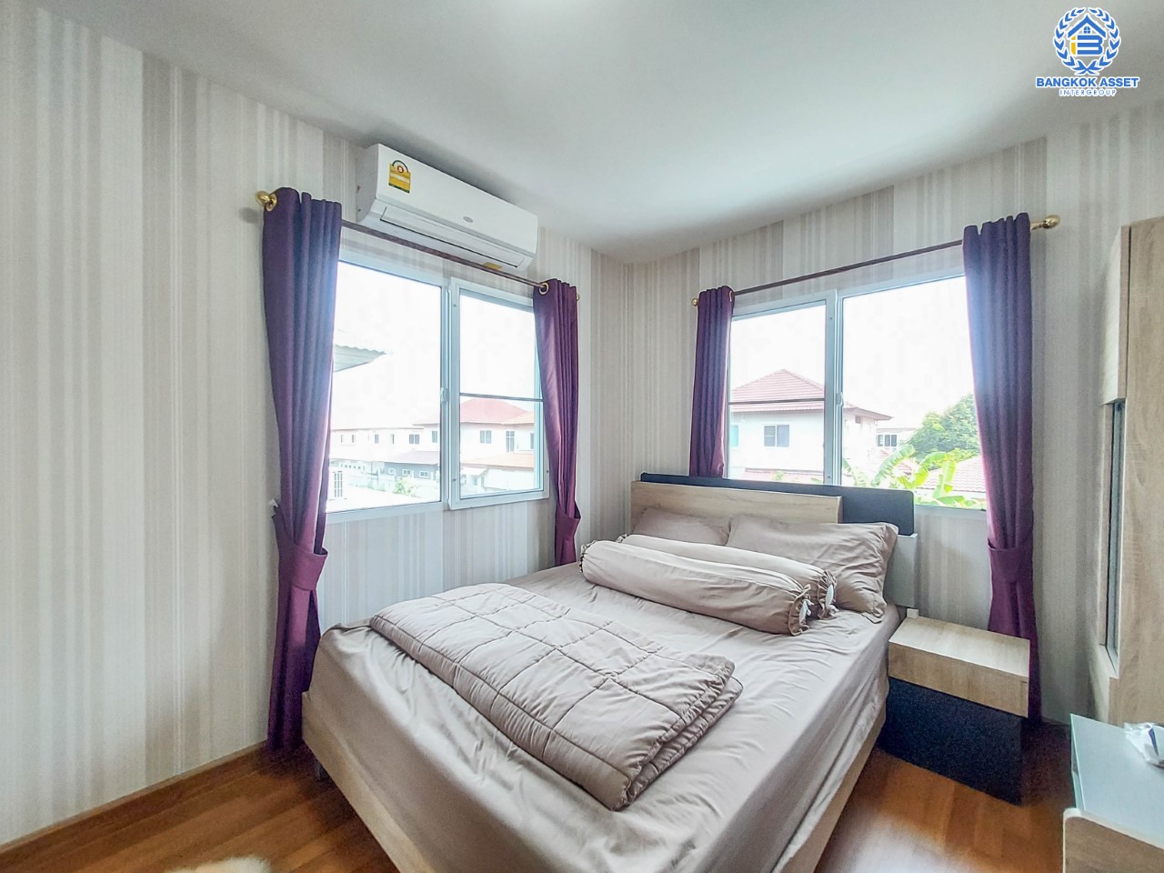 บ้านเดี่ยวมือสองย่านปทุมธานี ม.ชวนชื่นกรีนบาวด์ กรุงเทพ-ปทุมธานี บ้านสวยพร้อมเข้าอยู่ อยู่ในโครงการสภาพแวดล้อมดีมาก มีสนามกอล์ฟ เนื้อที่ 60.6 ตร.ว. ฟังก์ชัน 3 ห้องนอน 3 ห้องน้ำ จอดรถได้ 2 คัน บนทำเลเดินทางสะดวก เชื่อมต่อถนนหลายเส้นทาง ใกล้จุดขึ้นทางด่วน "อุดรรัถยา"